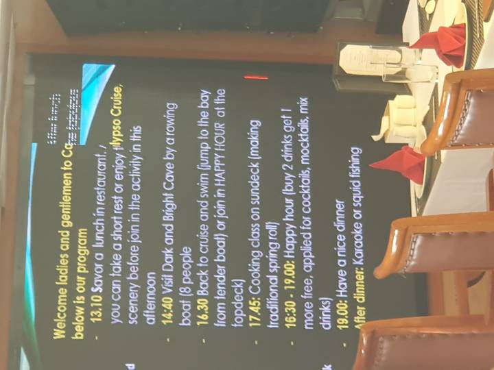 Información del programa de crucero en una pantalla con texto.