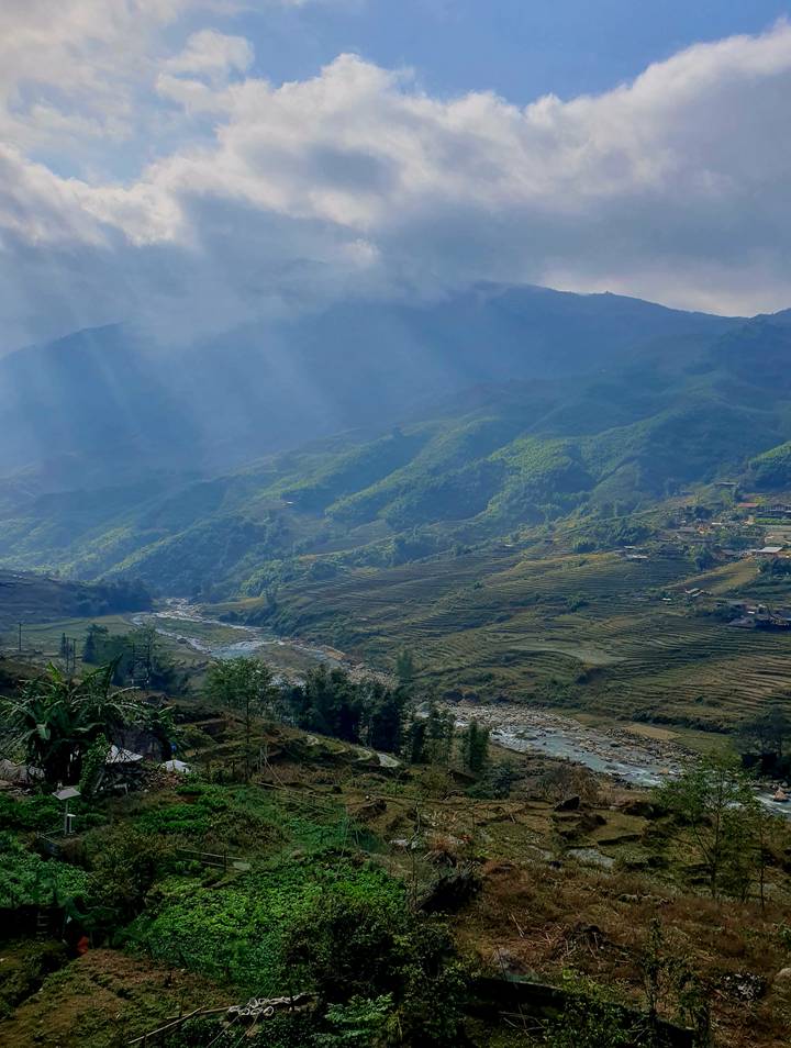 Vista panorámica de campos en terrazas y montañas en la niebla.