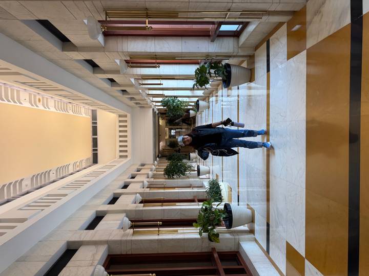 Persona caminando en el interior de un edificio grande y moderno.