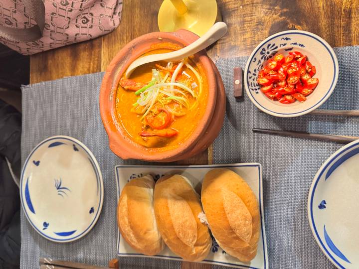Gros plan d'un repas vietnamien traditionnel servi sur une table en bois.