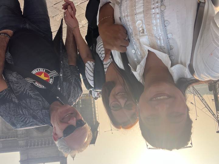 Tres personas posando con un gesto de pulgar hacia arriba.