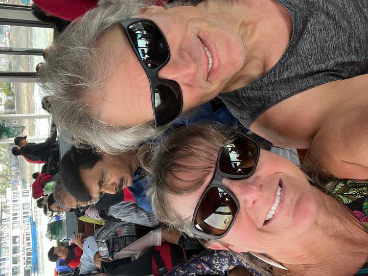 Groupe de personnes assises dans un train avec des expressions joyeuses.