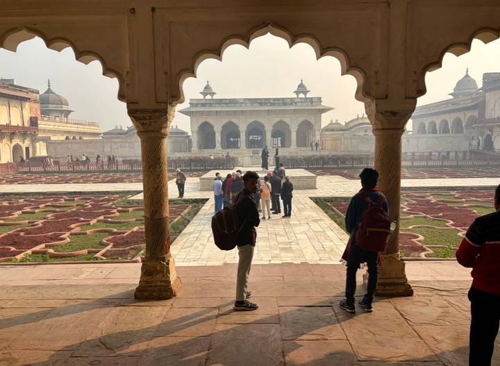Personnes explorant le jardin d'un site historique