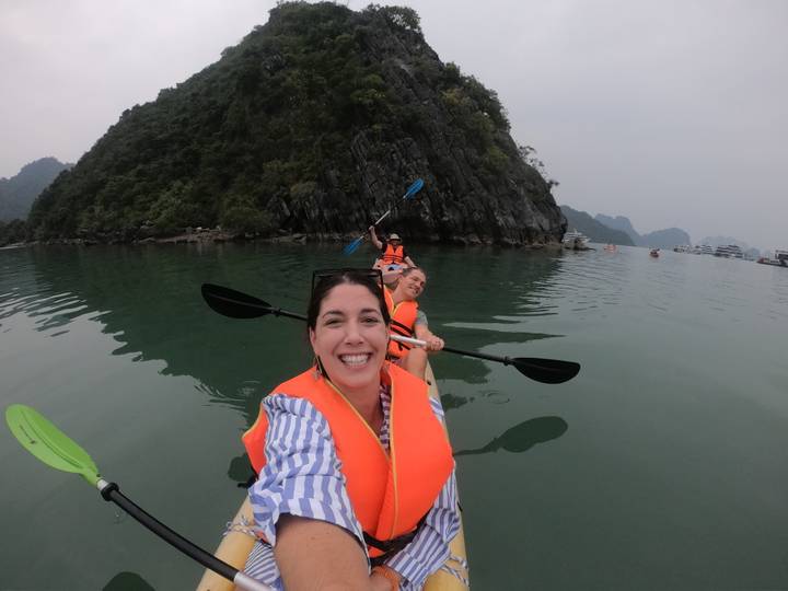 Des personnes faisant du kayak sur des eaux calmes avec des falaises pittoresques.