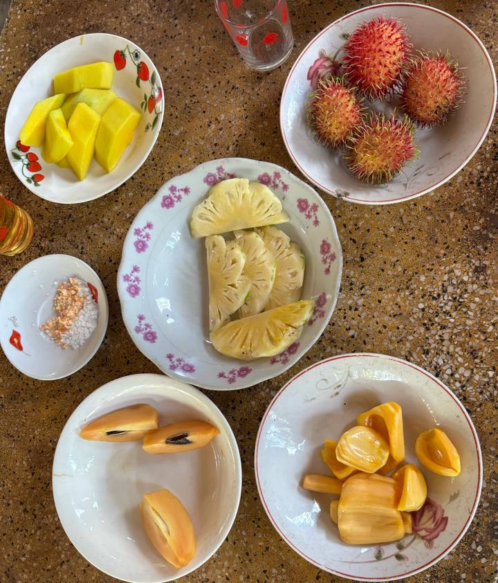 Primer plano de un plato con rodajas de piña y vajilla tradicional.