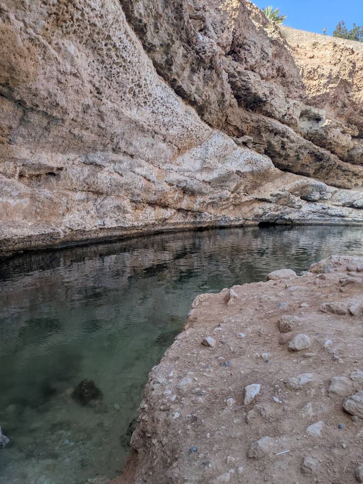 Vista de un río angosto bordeado por acantilados rocosos.