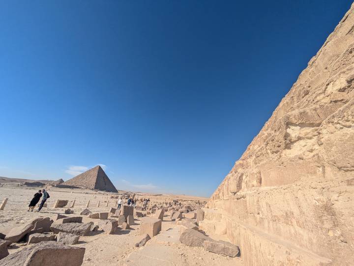 Recorrido a pie cerca de las pirámides con un vasto paisaje desértico.