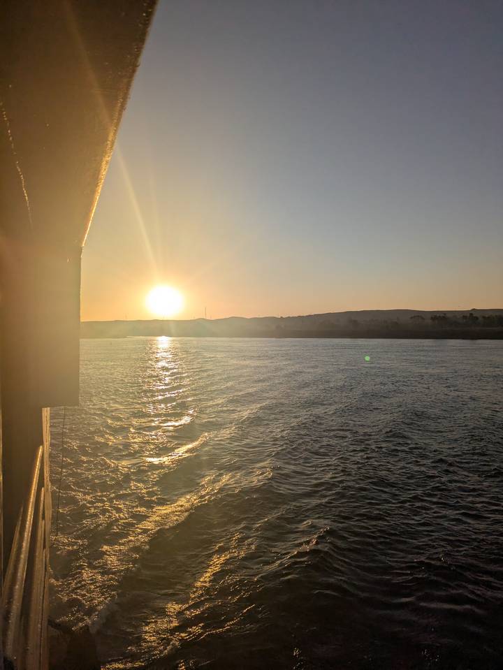 Vista del atardecer sobre un río tranquilo con olas suaves.