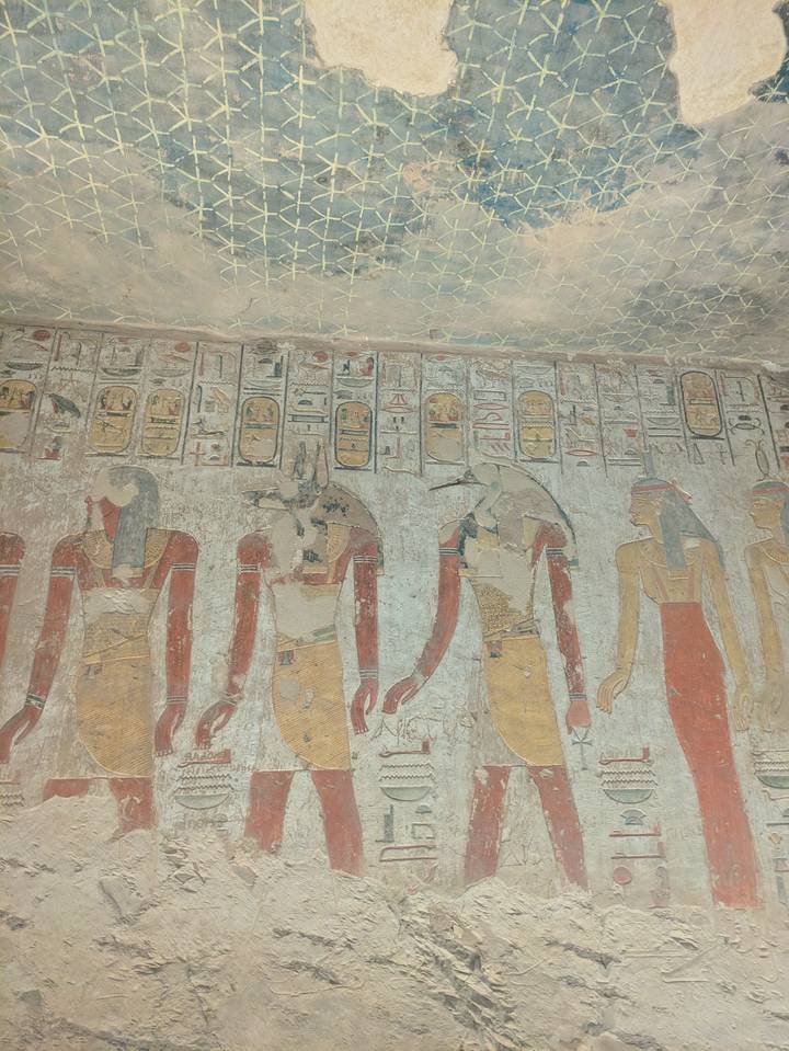 Pintura mural del antiguo Egipto con figuras y jeroglíficos.