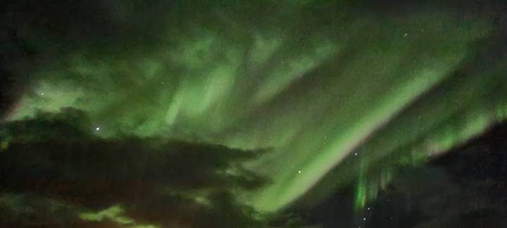 Aurore boréale illuminant le ciel nocturne.