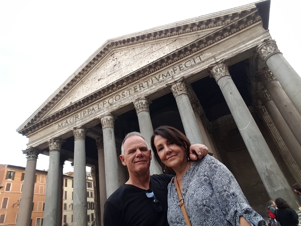 Deux personnes posant devant le Panthéon à Rome.