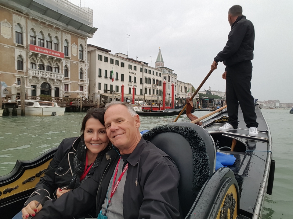 Couple profitant d'une promenade en gondole à Venise.