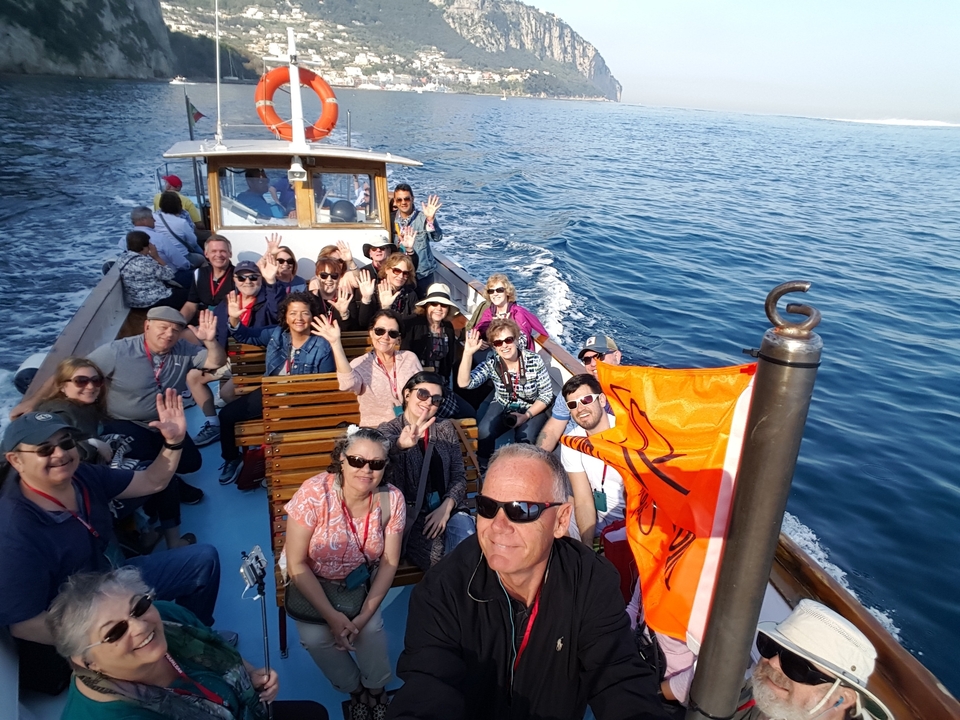 Touristes sur un bateau profitant d'une promenade sur l'eau.