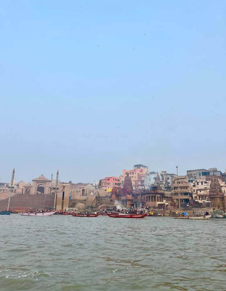Una vista panorámica de edificios coloridos a lo largo de la orilla del río.