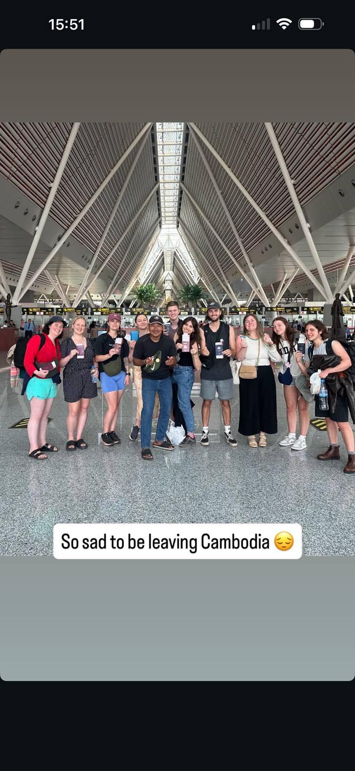 Una foto grupal en una terminal de aeropuerto.