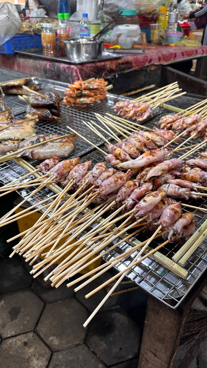 Brochetas de calamar a la parrilla en una parrilla.