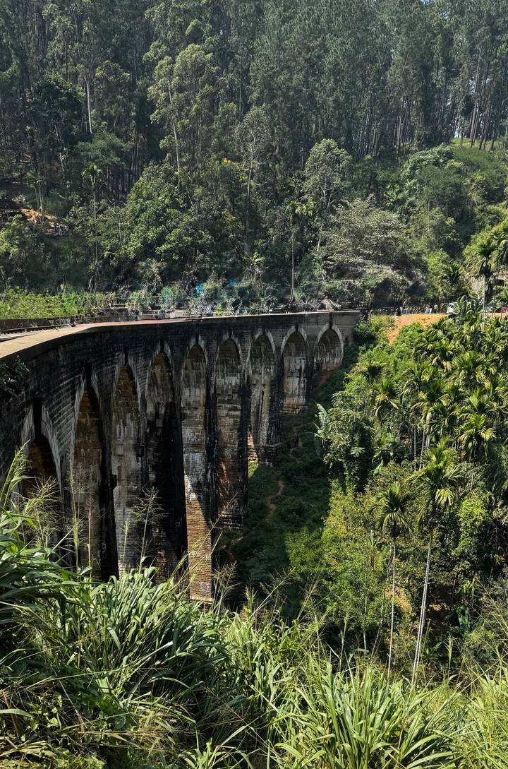 Célèbre pont aux Neuf Arches entouré d'une végétation luxuriante.