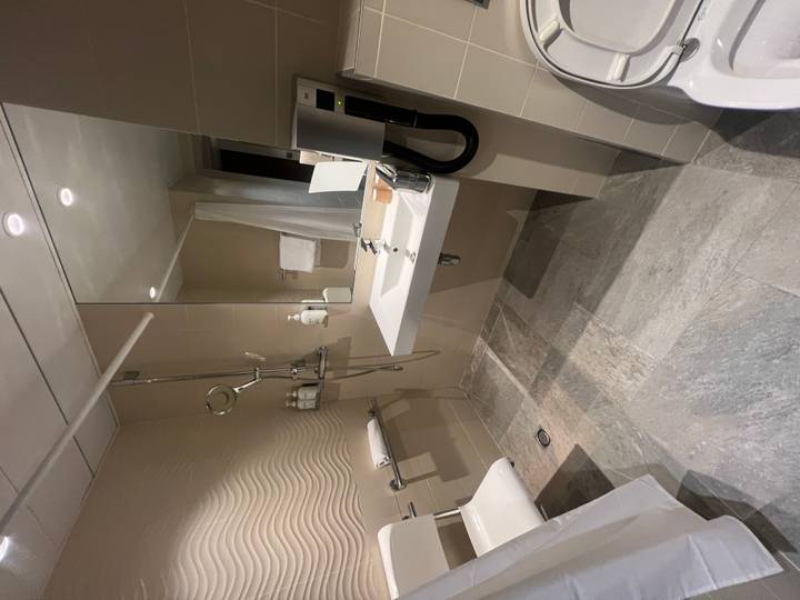 Baño de hotel con instalaciones modernas.