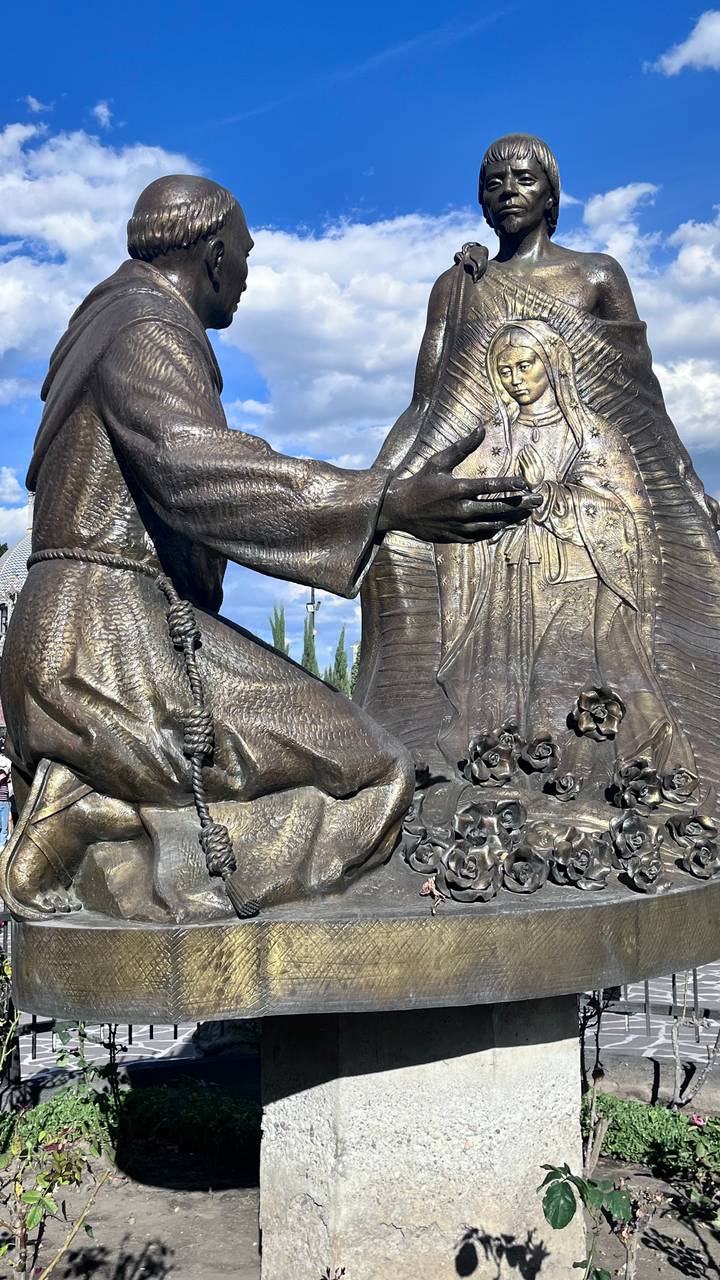 Standbeeld dat een figuur uitbeeldt met een ingewikkelde achtergrond.