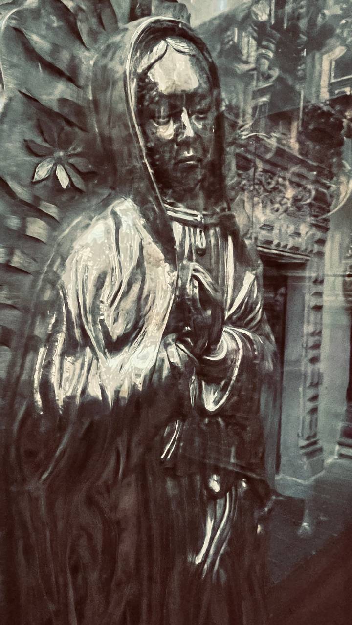 Wazig beeld van religieuze iconografie.