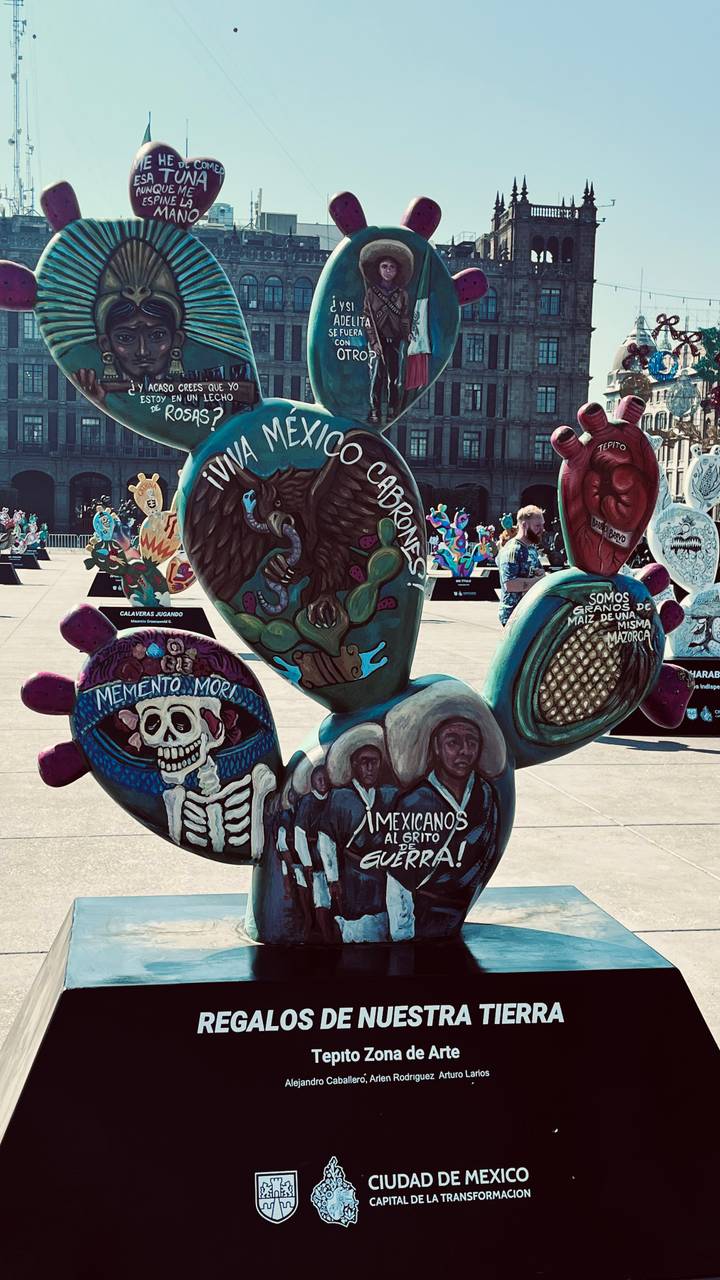 Kleurrijke artistieke tentoonstelling met mensen in een openbare ruimte.