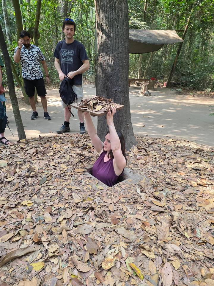 Persona demostrando cómo entrar a un túnel cubierto con hojas