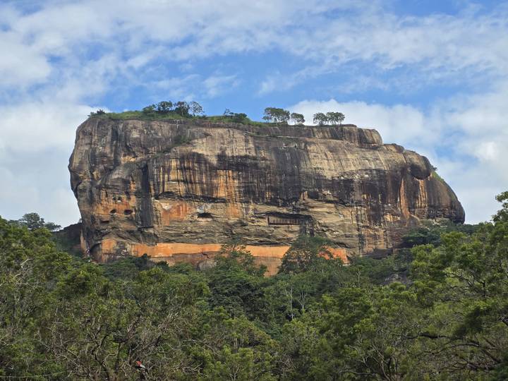 Sigiriya-Felsenfestung umgeben von Wald.