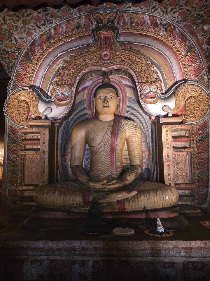 Buddha-Statue in einer Höhle.