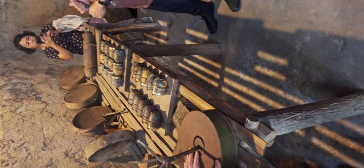 Interieurscène met traditionele gereedschappen uitgelegd op een houten tafel.