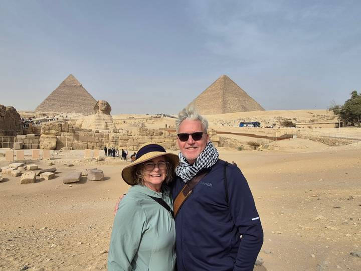 Couple posing with the Pyramids of Giza in the background.