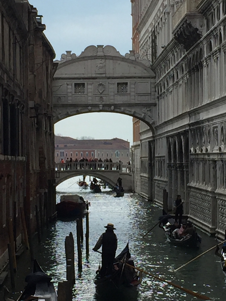 Gondoles sur un canal sous le Pont des Soupirs à Venise.
