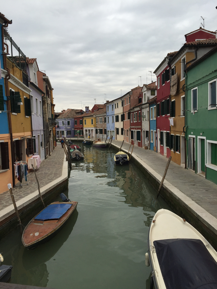 Maisons colorées bordant un canal à Burano, Venise.