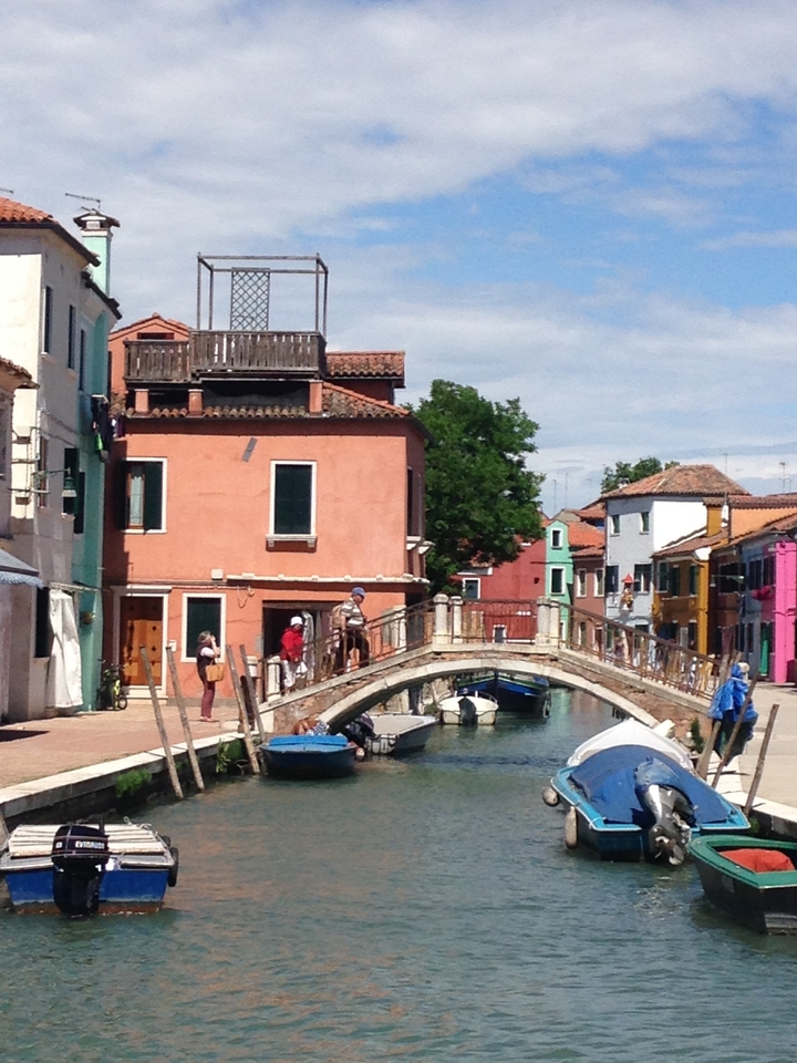 Vue panoramique de bâtiments colorés et d'un canal avec un pont.
