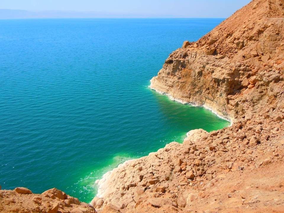 Falaises côtières et eaux bleues transparentes en contrebas.
