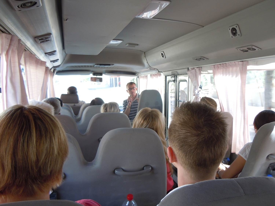 Des personnes assises dans un bus de tourisme.