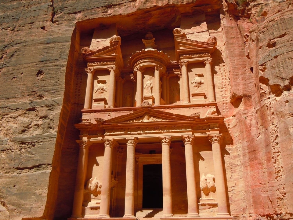 L'emblématique bâtiment du Trésor de Petra, taillé dans la roche et situé dans un canyon.