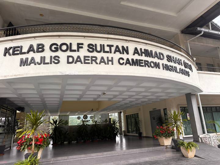 Entrance of Kelab Golf Sultan Ahmad Shah building in Cameron Highlands.
