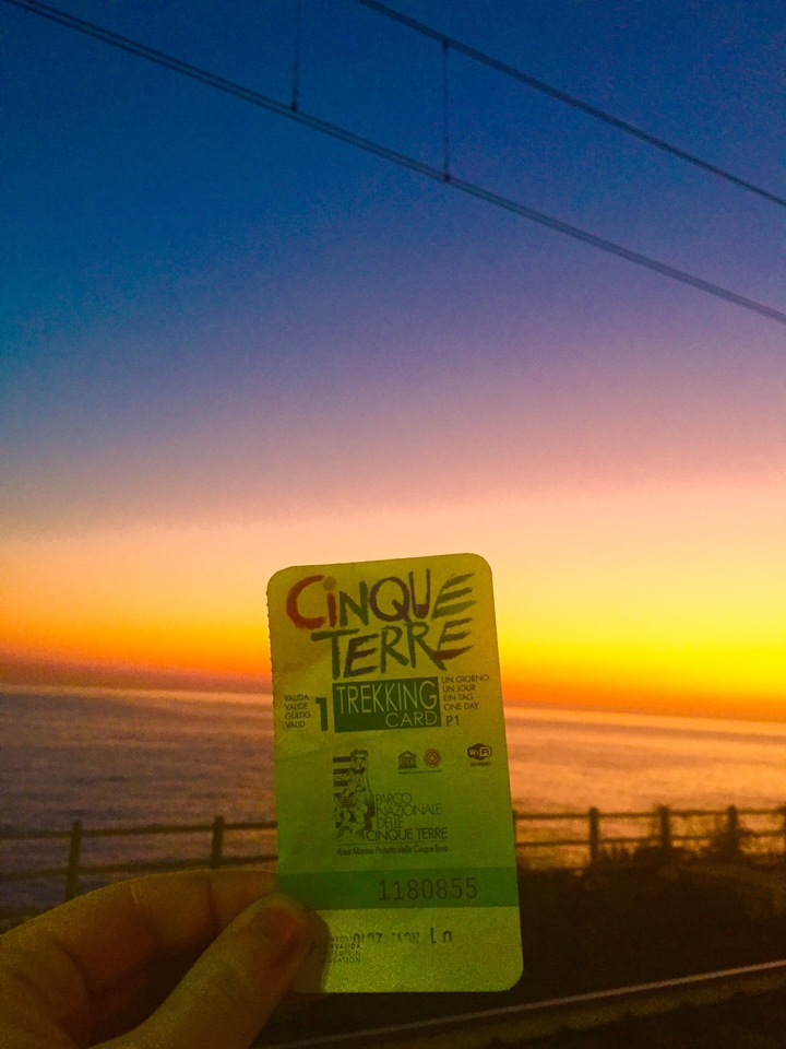 Une carte de randonnée colorée sur fond de soleil couchant.