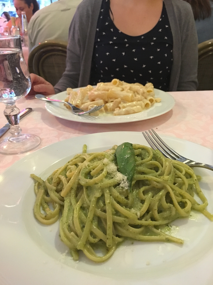 Gros plan sur des assiettes contenant différents plats de pâtes.