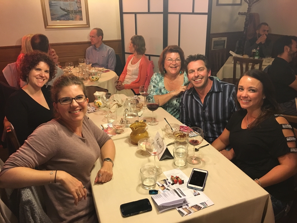 Des amis dînent dans un restaurant.