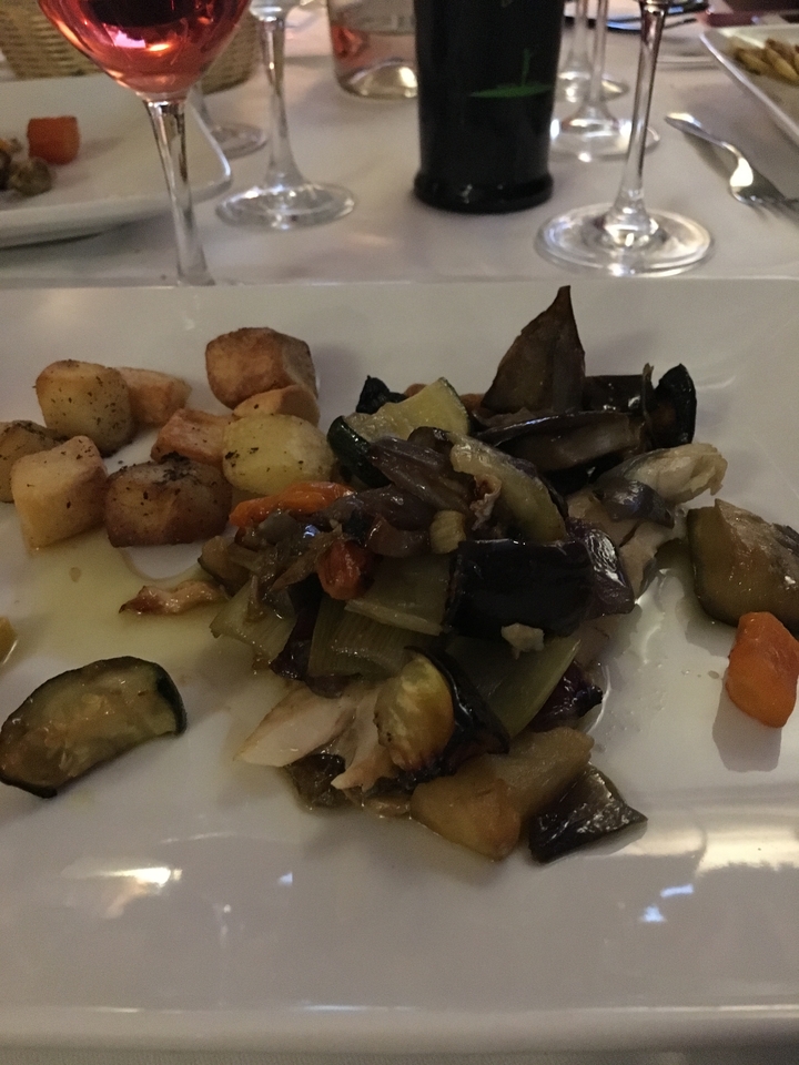 Gros plan sur un plat de légumes grillés.