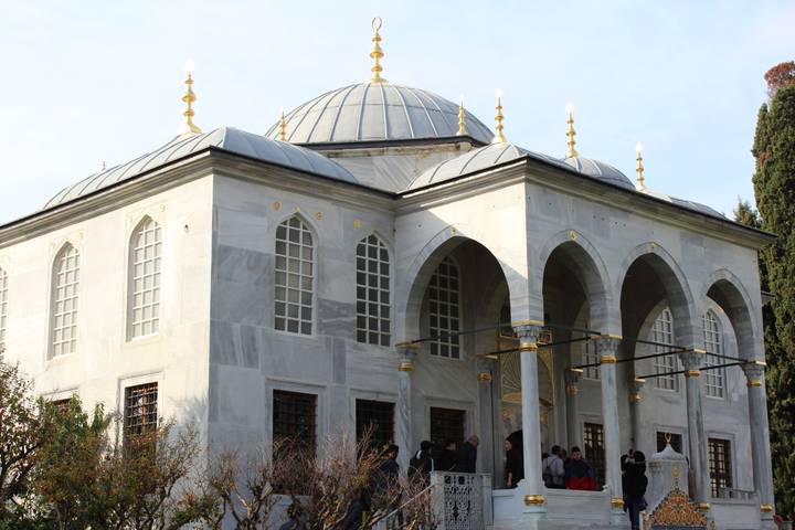 Elegant Ottoman pavilion with marble walls, domes, and arched colonnades inside Topkapi Palace complex.