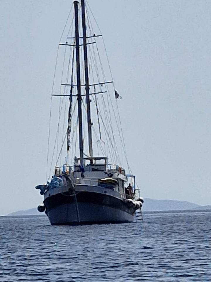Zoomed view of ship's mast and bow section, slightly pixelated and out of focus.