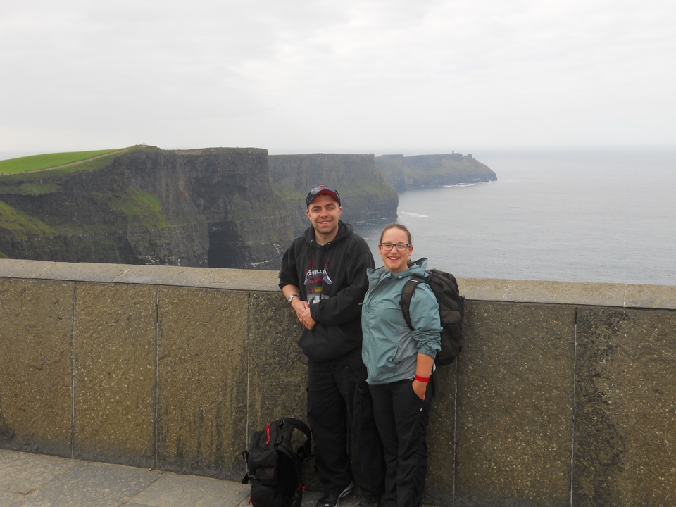 Deux personnes posant près des falaises de Moher.