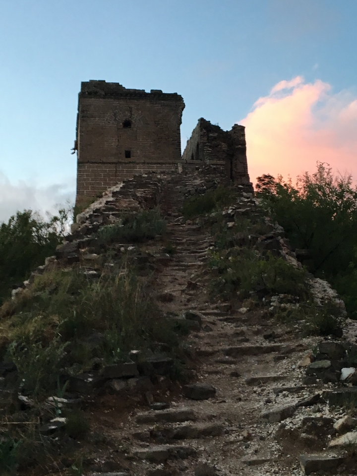 Vieil escalier en pierre menant aux ruines.