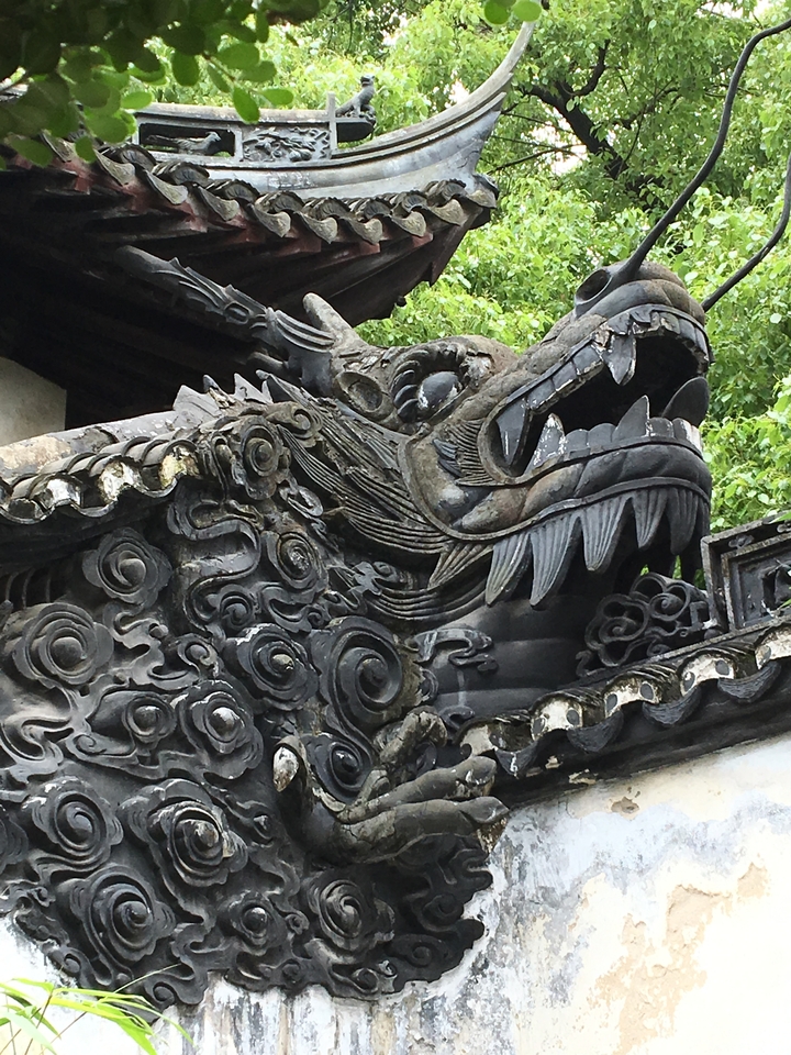 Dragon sculpté sur le toit d'un bâtiment.