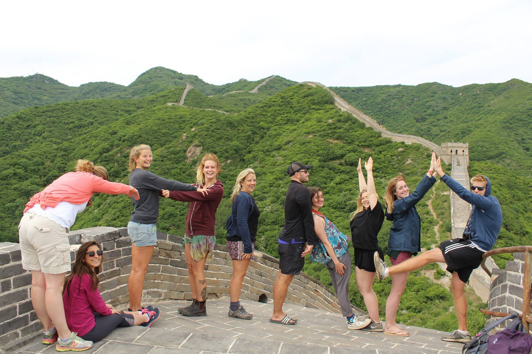 Groupe de personnes posant sur la Grande Muraille de Chine.