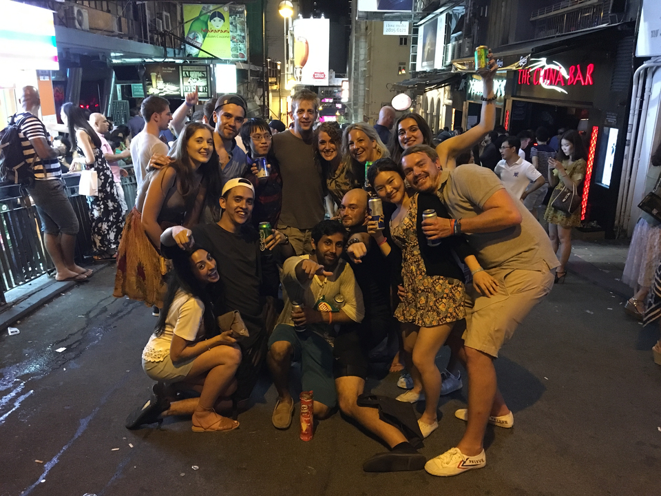 Groupe de personnes posant lors d'un rassemblement dans la rue.