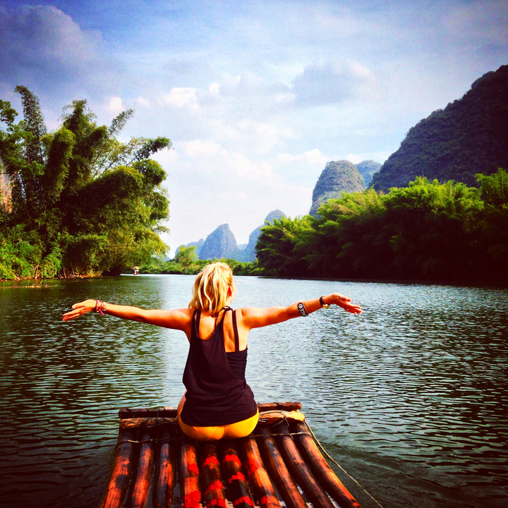 Personne profitant de la vue d'une rivière avec des montagnes karstiques.