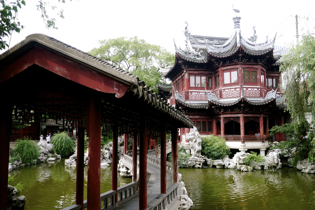 Jardin d'architecture traditionnelle chinoise avec un étang.